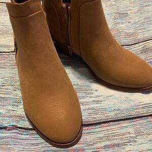 Mia Kendis womans booties size 8w